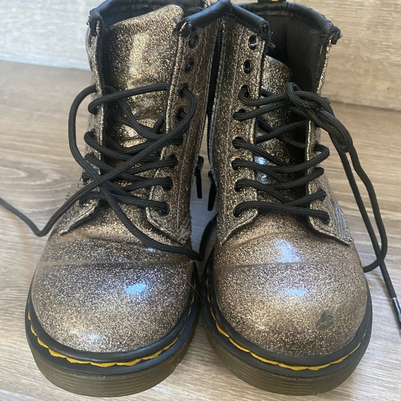 Dr. Martens Kids Glitter Boots - Metallic Gray - Picture 6 of 8
